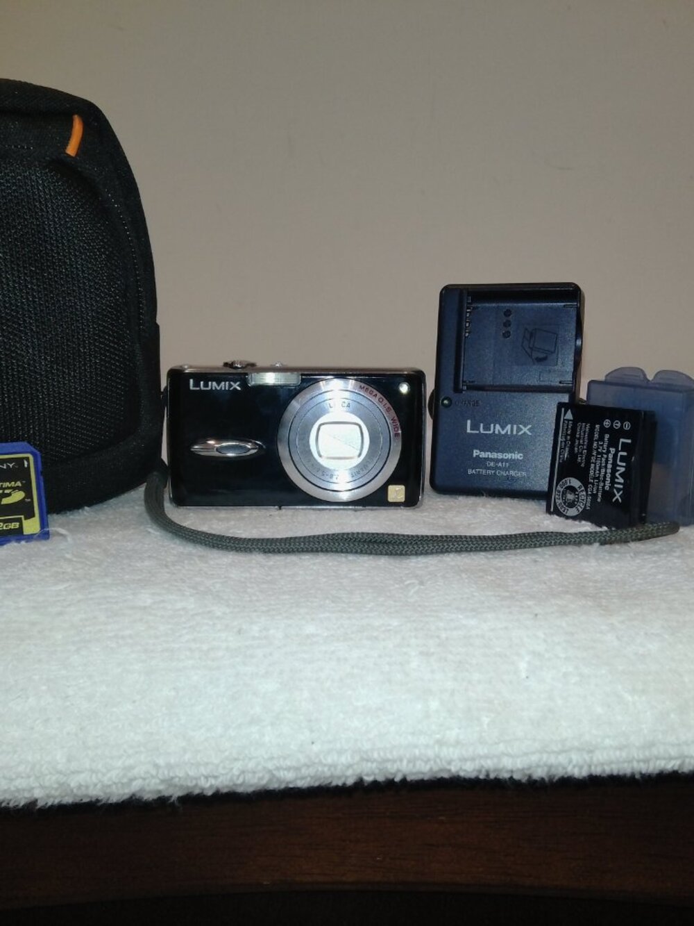 Panasonic Lumix DMC-FX01 Digital Camera Silver VERY GOOD CONDITION!